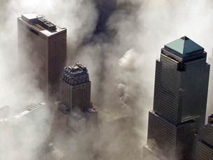 WTC-7 tijdens instorting Twin Tower (WTC-1)