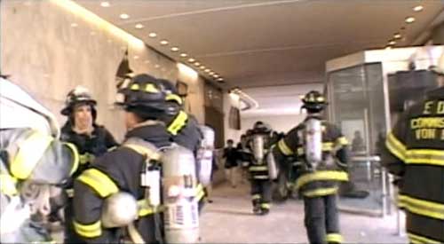 Brandweerlieden in de lobby van de Noordtoren