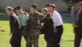 Donald Rumsfeld helpt bij het dragen van een stretcher op het veld voor het getroffen Pentagon
