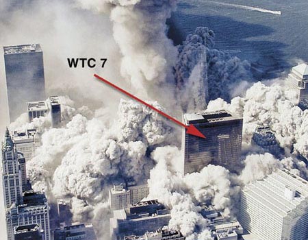 Relatief onbeschadigde aanblik WTC-7